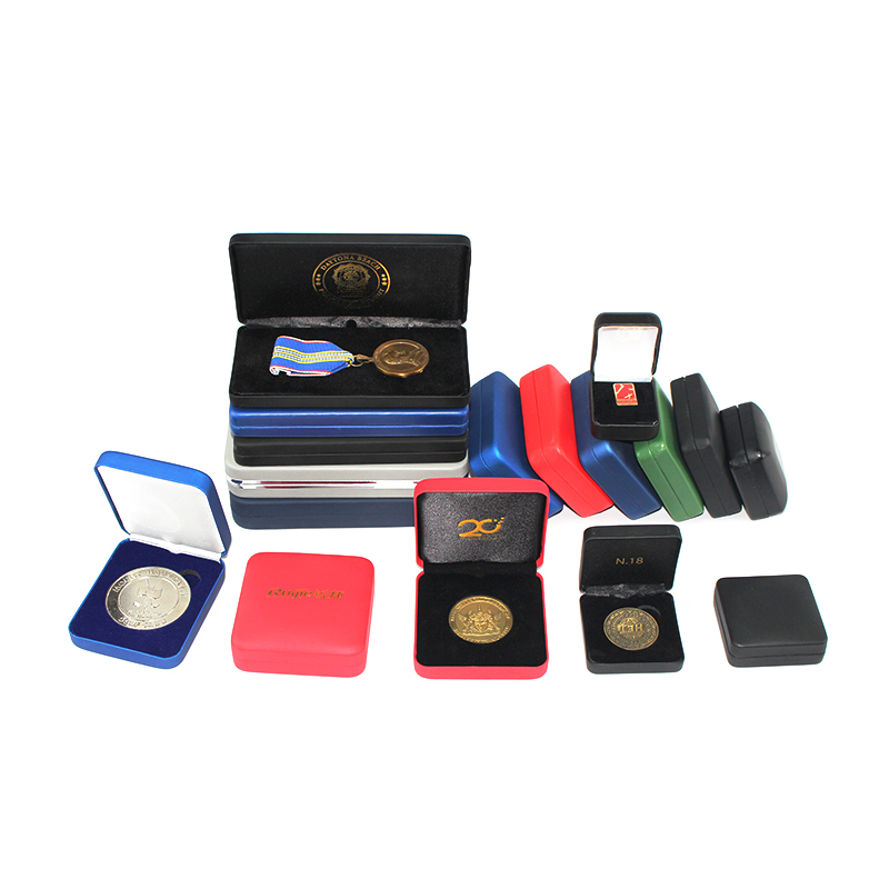 Kasse med metalemblemer, medaljeæske, prispakke