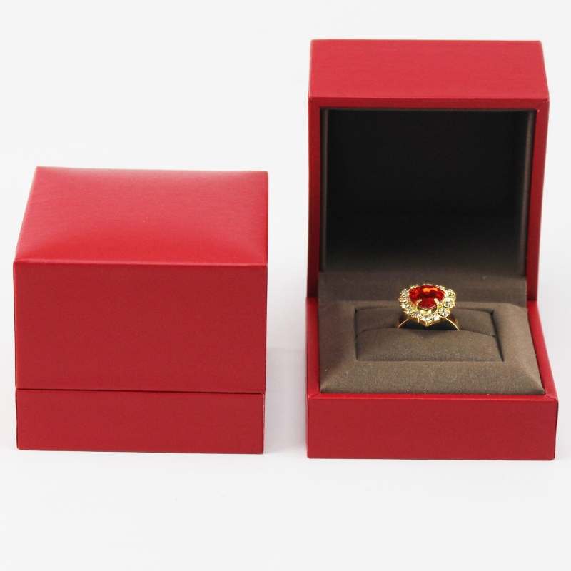 udsøgte smykker emballage æske brugerdefinerede høj kvalitet røde smykker ringæske med svamp skum, størrelsen er 68 * 68 * 56mm