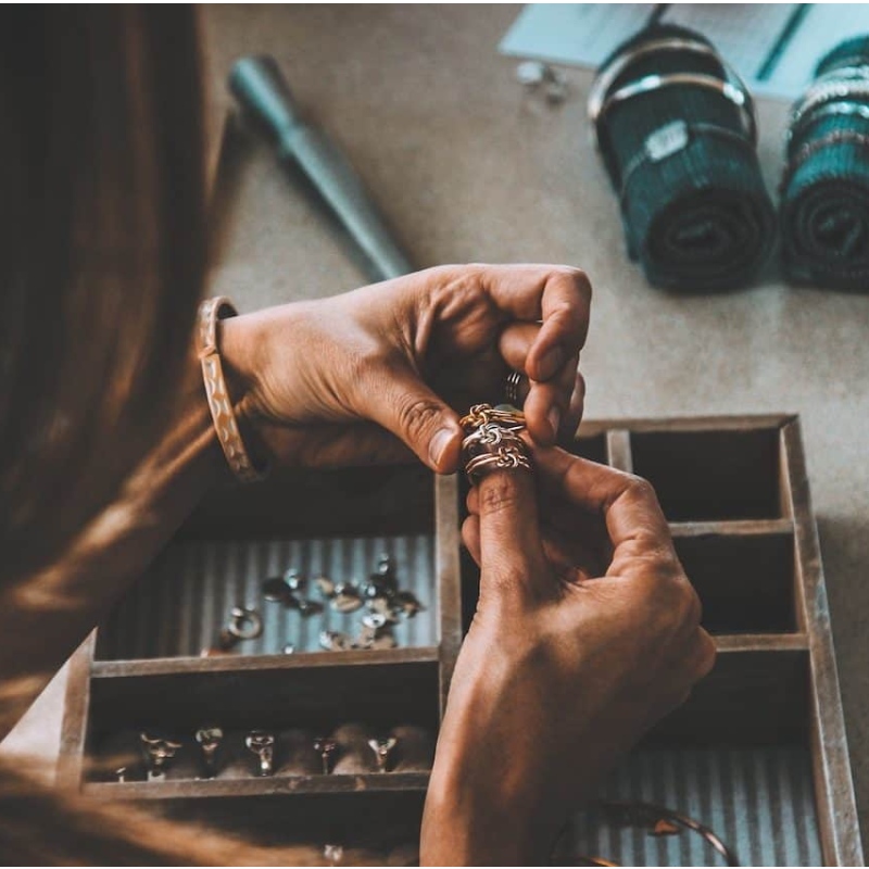 Tips og tricks på, hvordan man stabler sine smykker som knoldsellerne